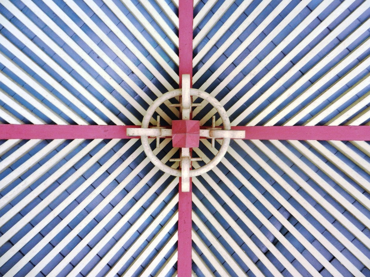 문채원이 드라마 촬영 중 웃으며 포즈를 취하는 모습