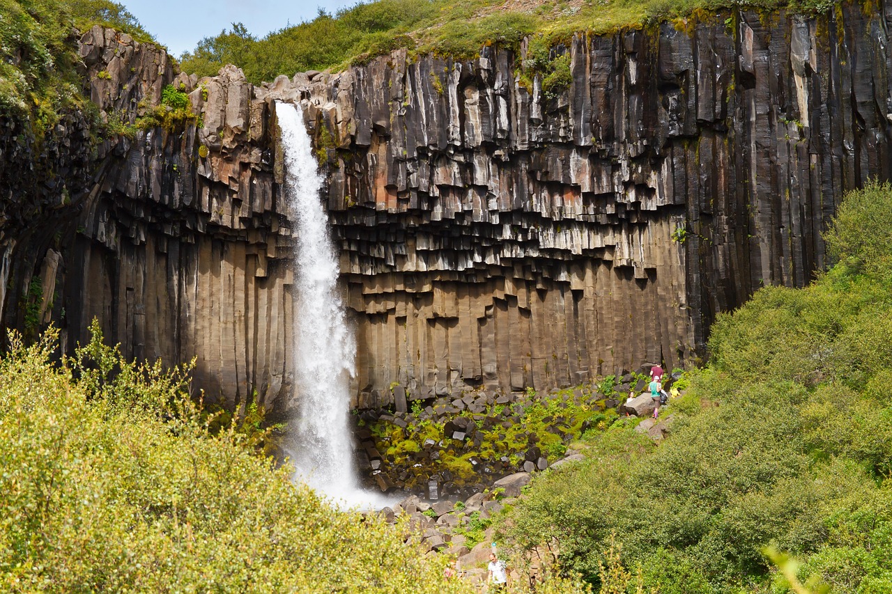 전현무가 방송 중 웃고 있는 모습으로 팬들에게 친근한 매력을 선보이는 장면