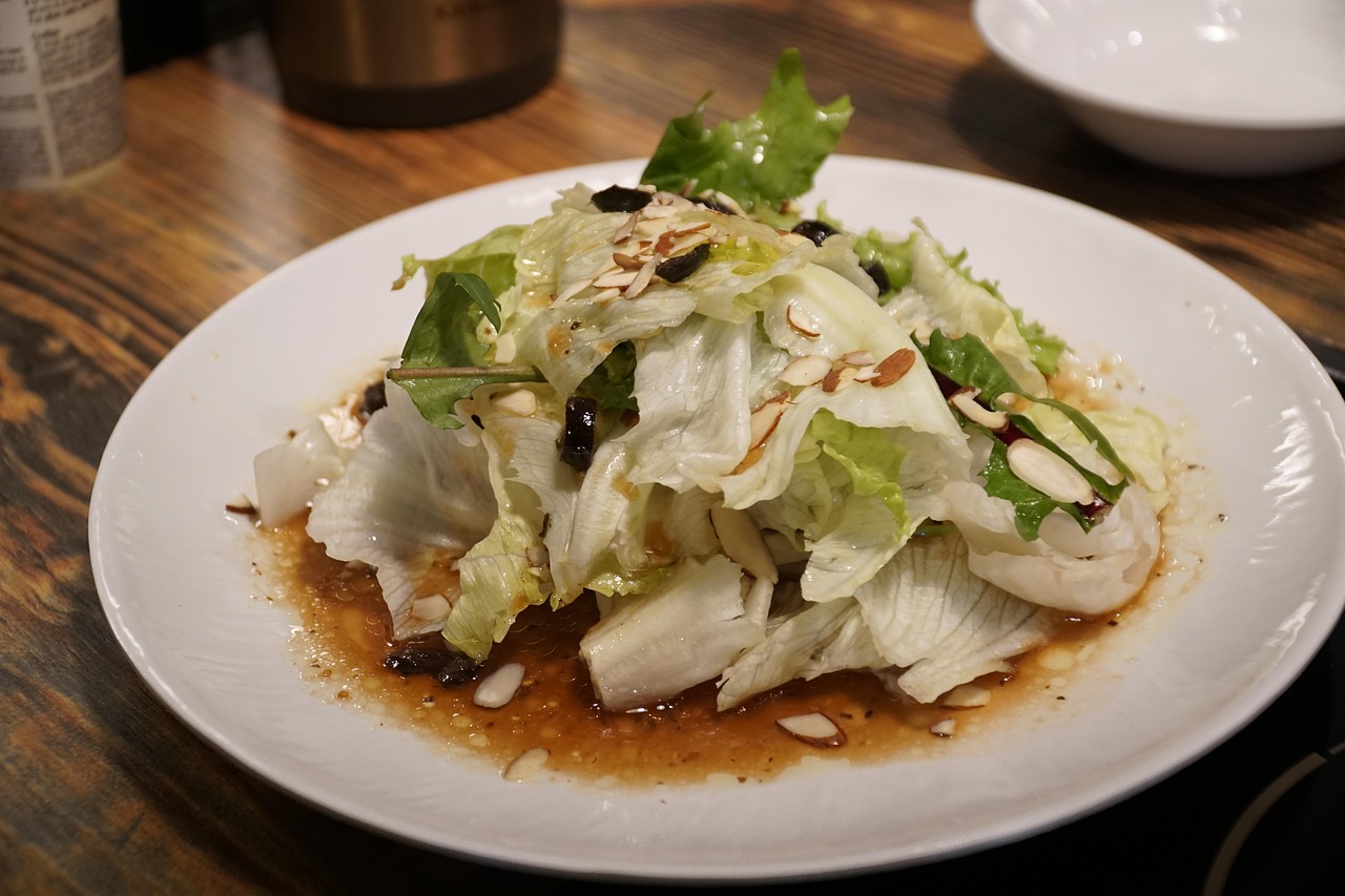 한소희가 드라마 촬영 중 화려한 의상을 입고 포즈를 취하고 있는 모습