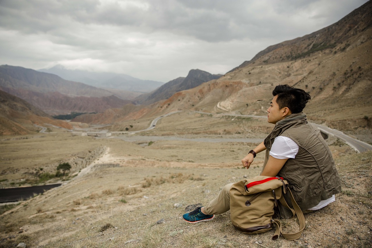 이호준이 그의 작품에 대해 설명하는 모습, 창의적인 아이디어가 돋보인다.