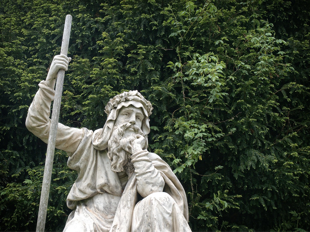 박용인이 열정적으로 발표하는 모습, 청중의 관심을 끌고 있는 장면