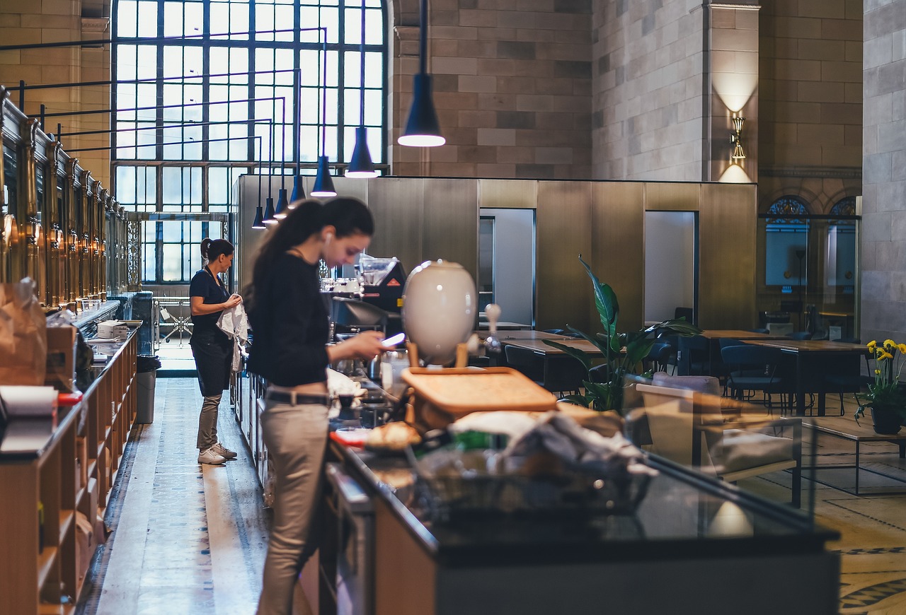 승무원의 삶과 이혼: 사랑과 배신의 경계에서 항공기 내부에서 승무원이 승객에게 서비스를 제공하는 모습