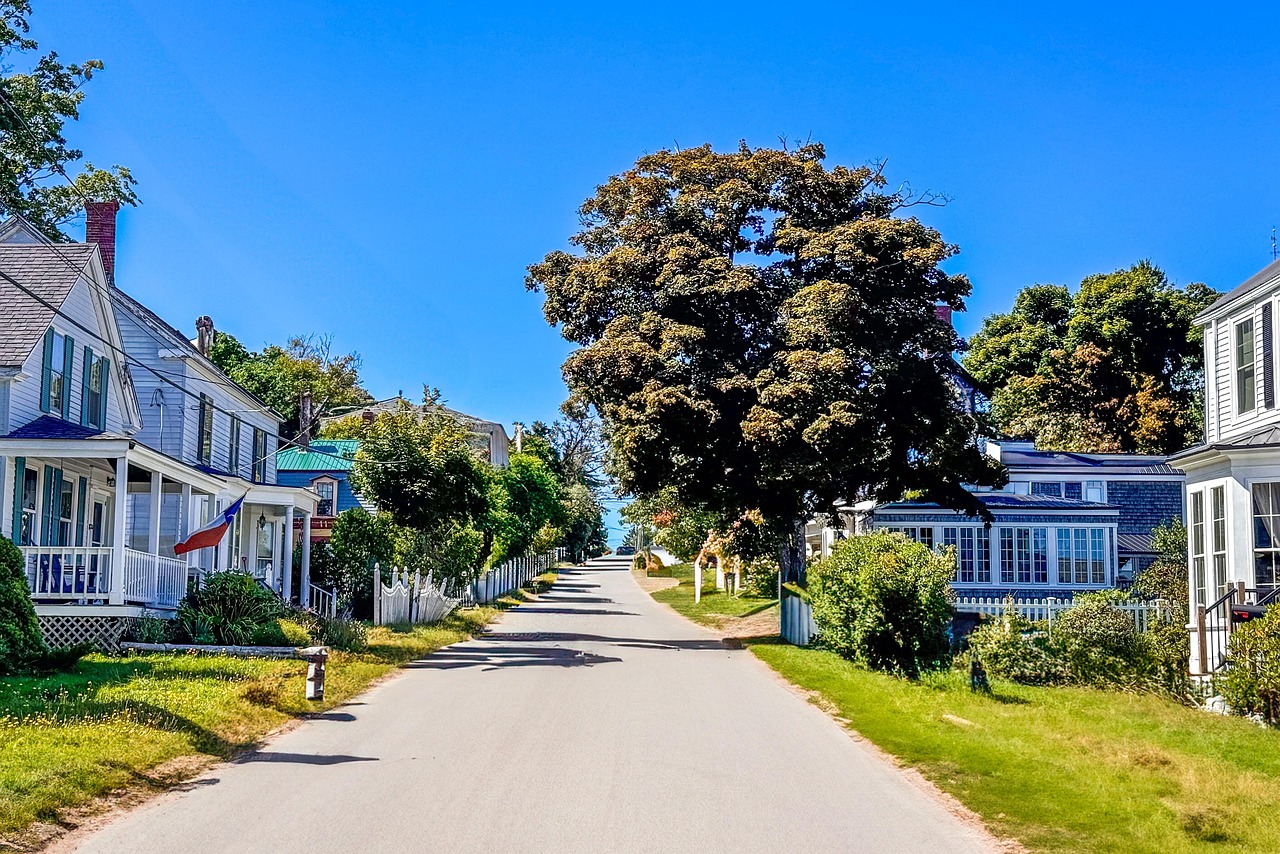 잉글랜드를 꺾은 일본 축구, 역사적인 승리의 순간 잉글랜드 대 일본 축구 경기 중 선수들이 공을 다투는 장면