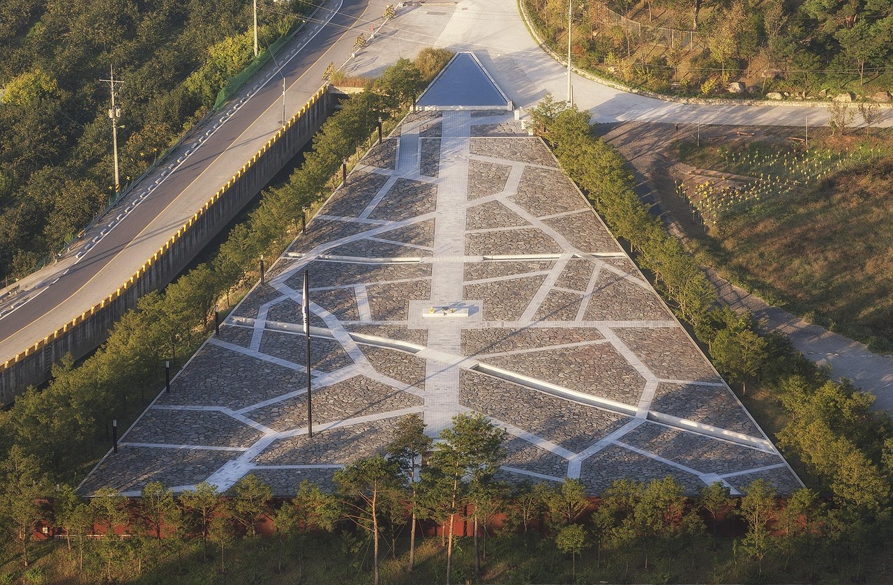 무대에서 화려한 의상을 입고 노래하는 권은비의 모습