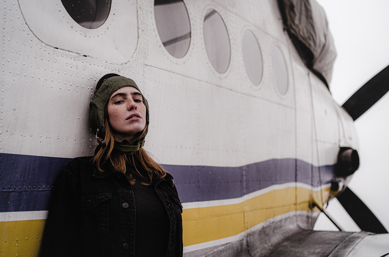 푸른 하늘을 배경으로 이착륙하는 비행기의 모습과 활주로