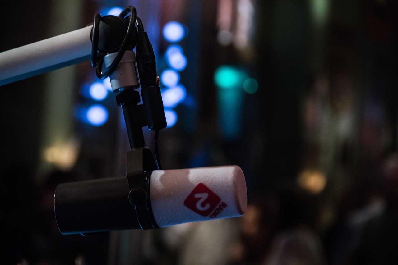 증여세 관련 서류를 정리하는 모습으로 세무 상담을 받는 장면