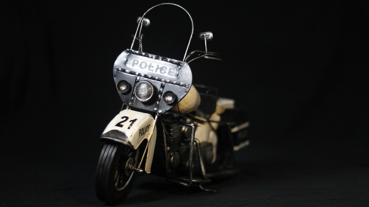 이원석 전 검찰총장이 전하는 정치적 맥락과 검찰의 미래 법정에서 검찰 변호사들이 사건을 논의하는 모습의 이미지