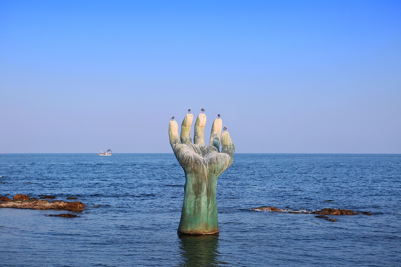 전북과 울산, 축구와 부동산의 핫이슈가 교차하는 곳 전북 대 울산의 축구 경기를 관람하는 팬들의 열정적인 응원 모습