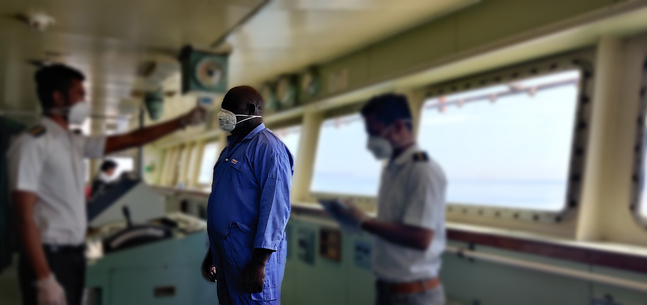 박원숙이 자신의 작품에 대해 설명하는 모습, 따뜻한 미소와 함께