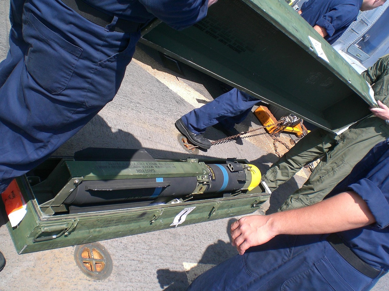 승무원의 삶과 이혼: 사랑과 배신의 경계에서 항공기 내부에서 승무원이 승객에게 서비스를 제공하는 모습