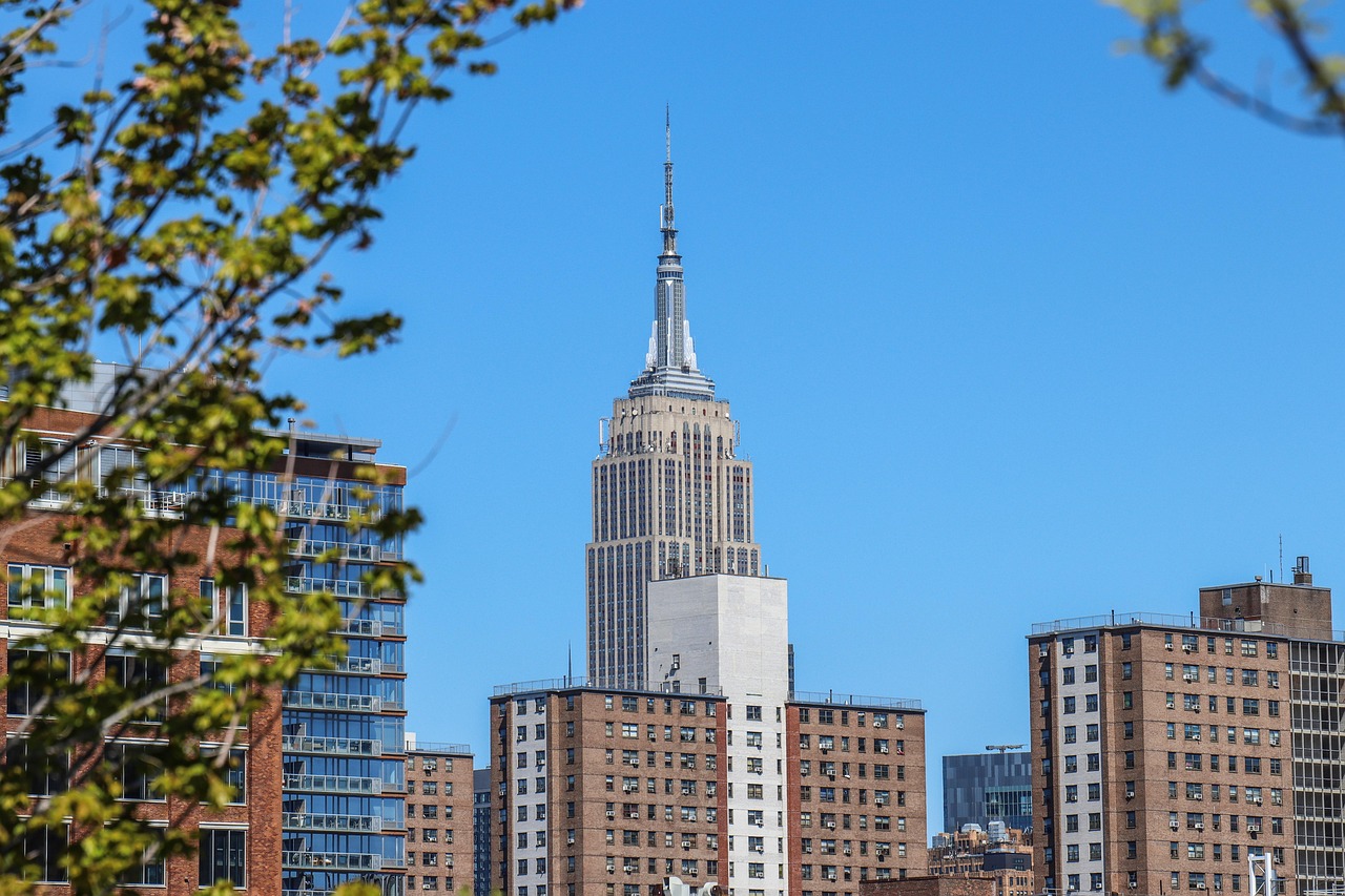 골든 스테이트 대 샌안토니오 경기에서 선수들이 열띤 경쟁을 펼치는 모습