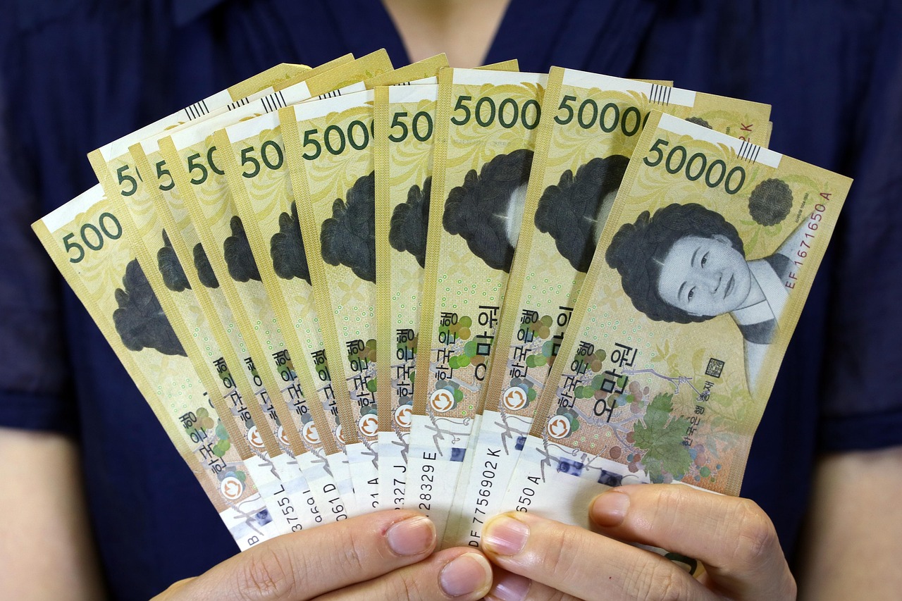 적금 통장을 관리하며 금융 계획을 세우는 사람의 모습