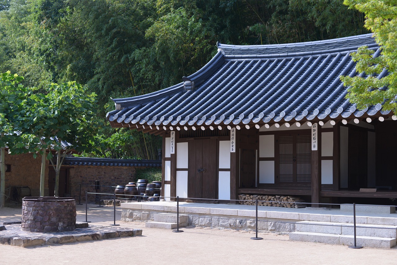 이병철의 초상화와 함께 그의 업적을 설명하는 전시 패널 이미지