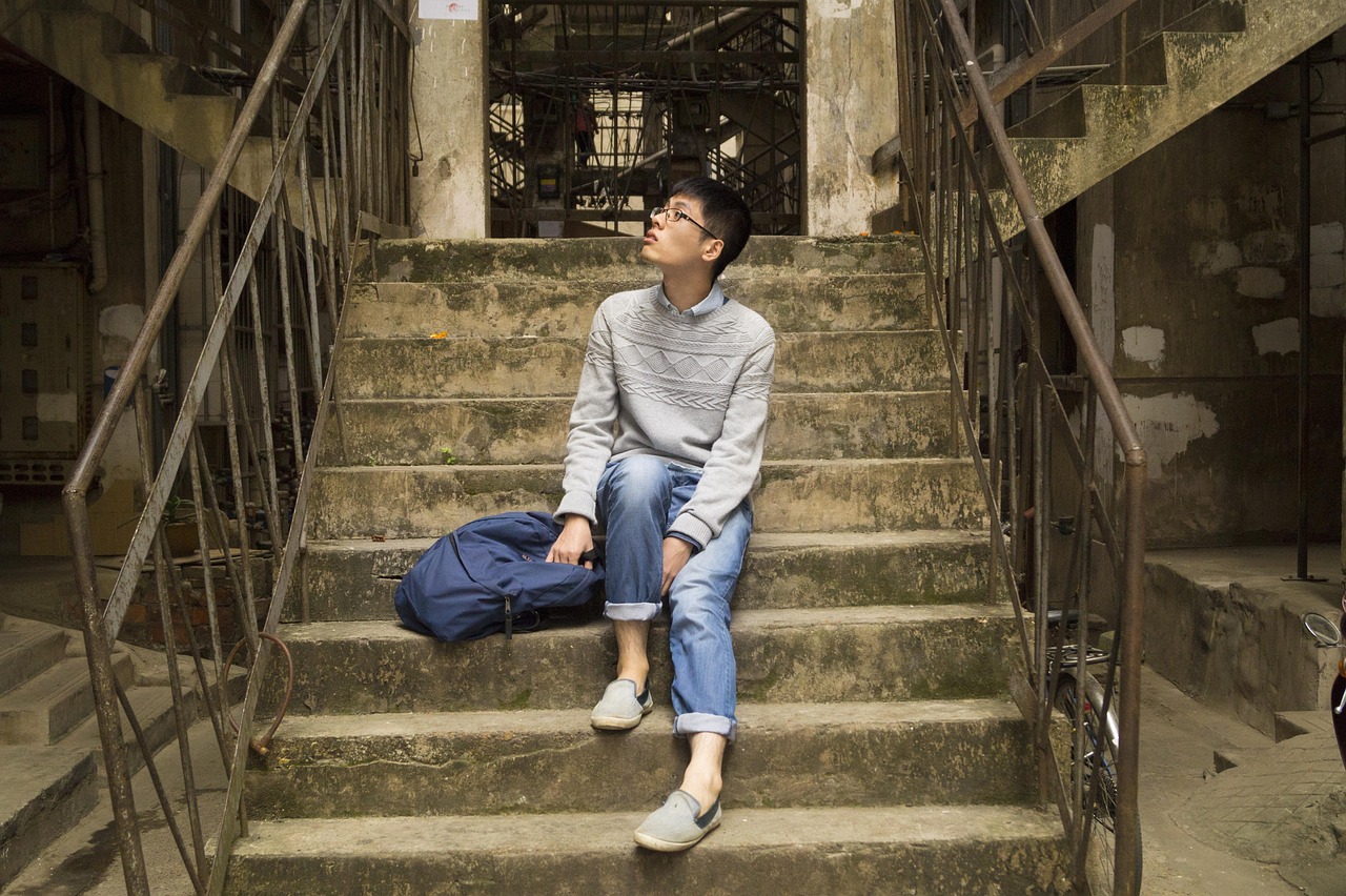 편안한 난닝구를 입고 집에서 여유를 즐기는 모습의 이미지