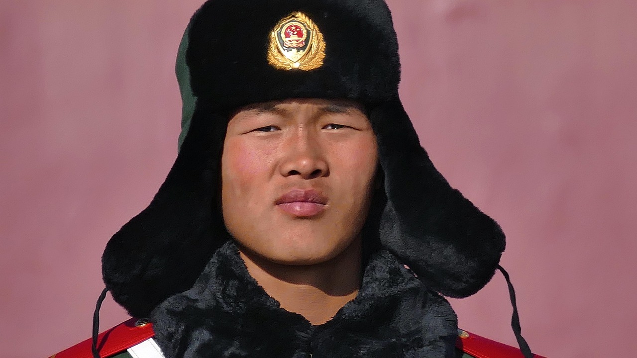 안문숙이 무대에서 공연 중인 모습을 담은 사진으로, 그녀의 열정이 느껴진다.