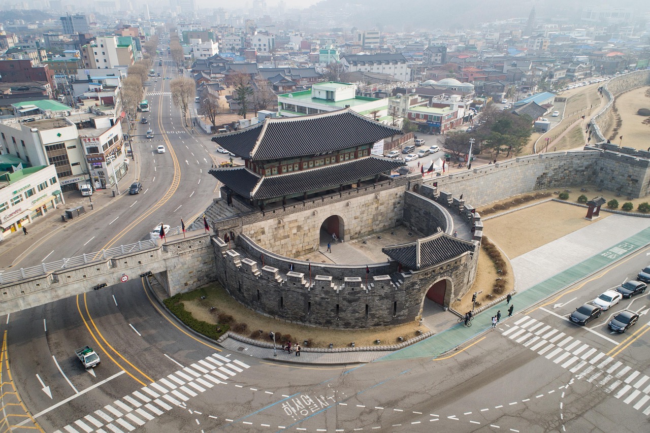 안문숙이 무대에서 공연 중인 모습을 담은 사진으로, 그녀의 열정이 느껴진다.