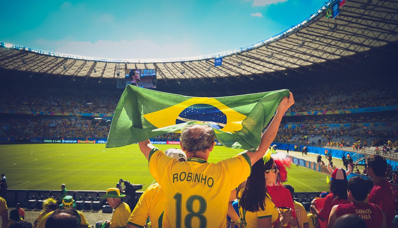 2026 FIFA 월드컵: 축구의 열기를 새로운 차원으로 끌어올리다 2026 FIFA 월드컵을 홍보하는 다양한 국가의 팬들이 응원하는 모습