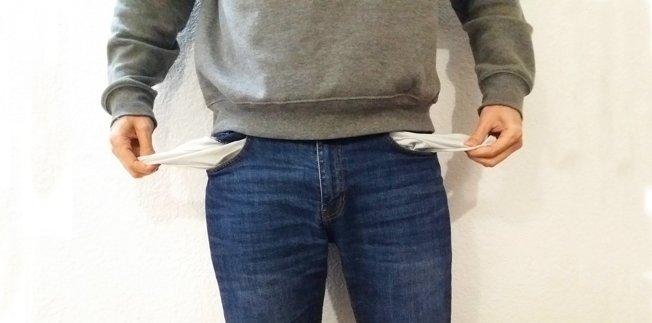 메디 프레소 파산 소식에 대한 기자회견에서 발표 중인 CEO의 모습