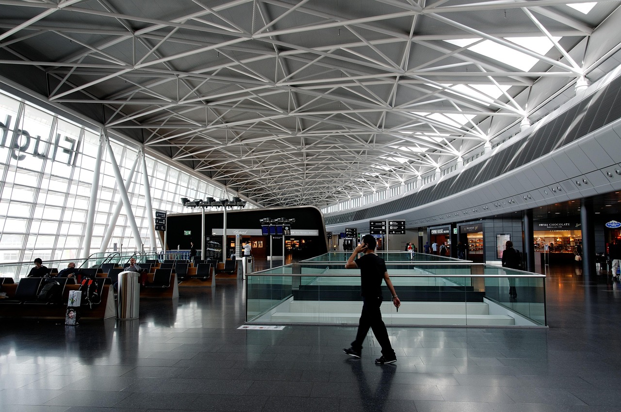 홍명보의 미국 출국, 그 배경과 앞날을 엿보다 홍명보가 출국을 위해 공항에서 짐을 챙기는 모습