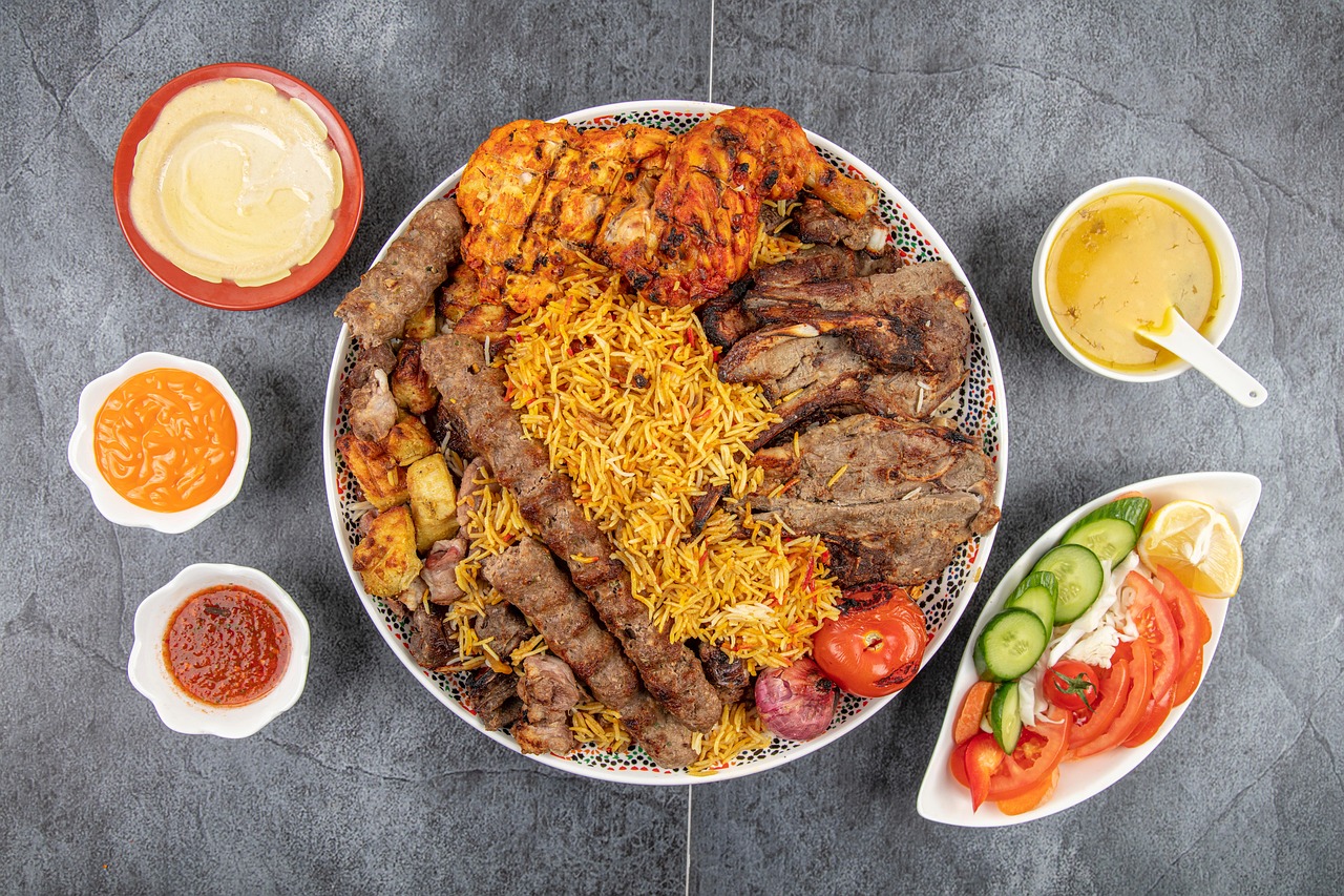파키스탄의 아름다운 산맥과 전통 문화가 어우러진 풍경 사진