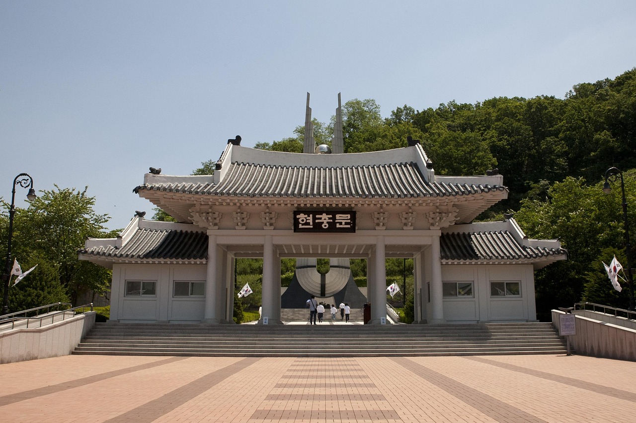 이천수 선수가 경기 중 드리블하며 상대 수비를 제치는 모습