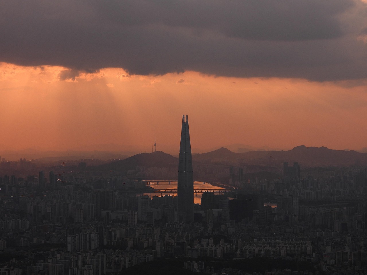 잠실 르엘: 서울의 부동산 트렌드와 그 미래 잠실 르엘의 현대적인 외관이 돋보이는 건물 전경 이미지