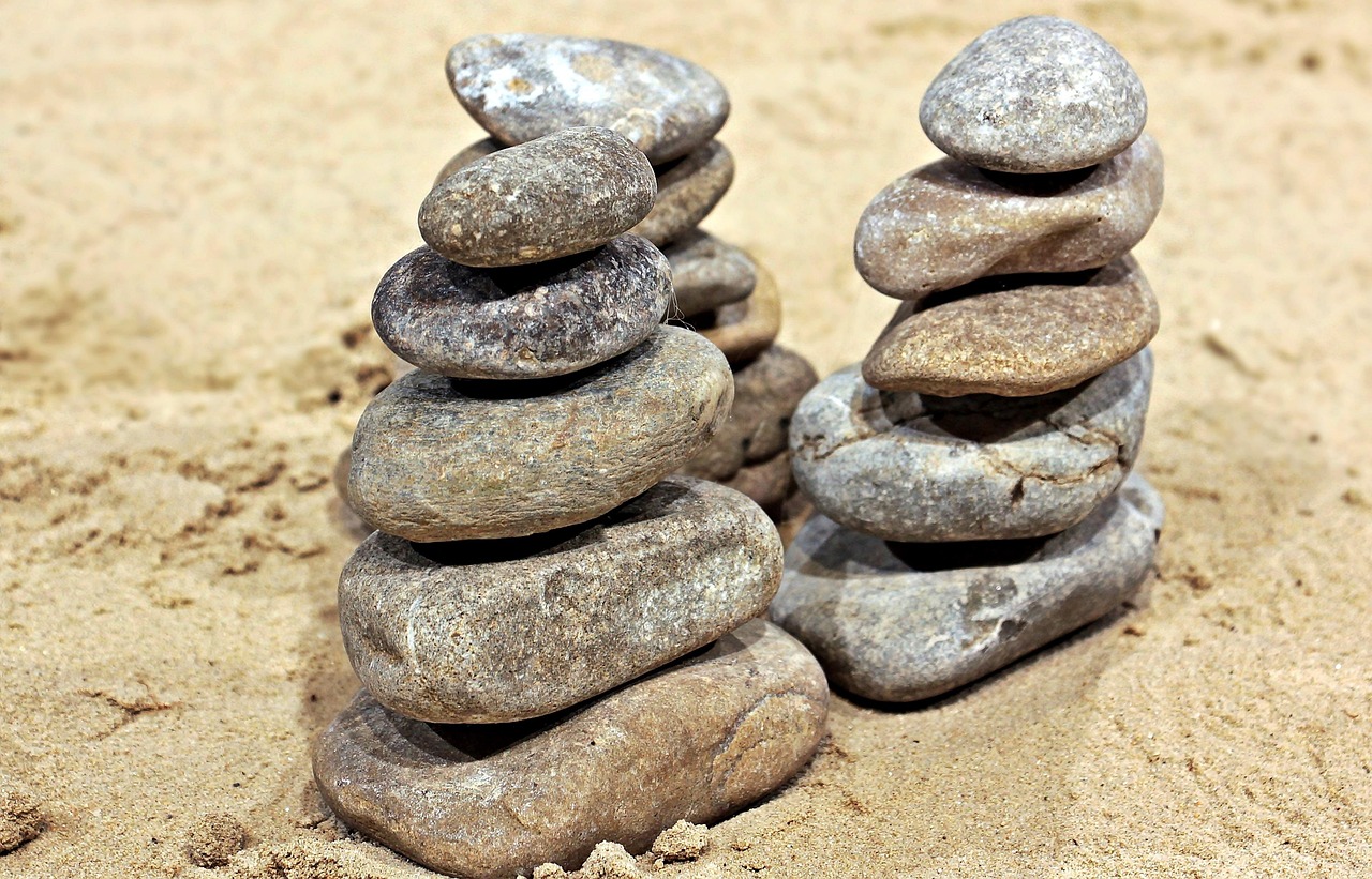 정성호가 무대에서 관객에게 인사를 하는 모습, 밝은 조명 아래에서의 모습